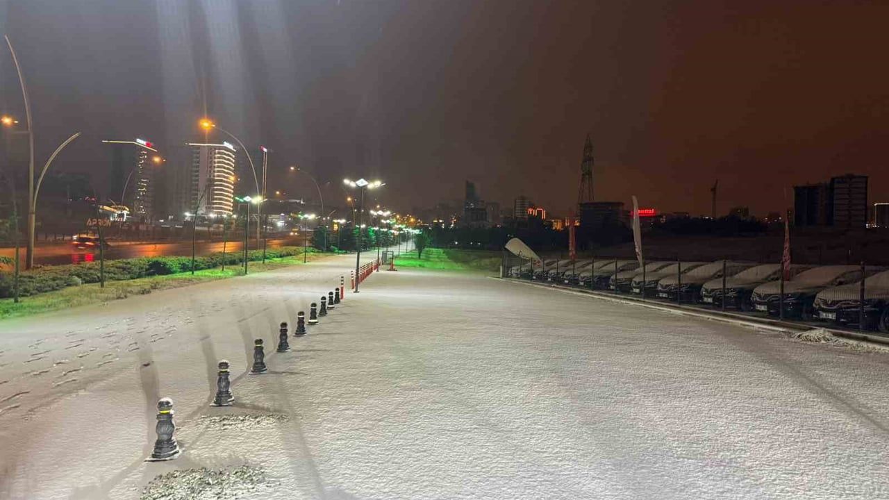 Ankara’da gece başlayan kar yağışı hayatı etkiledi