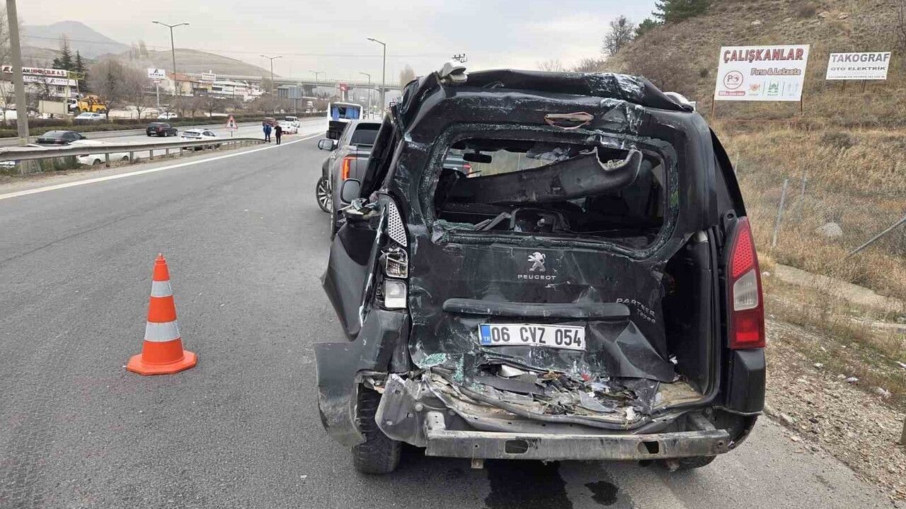 Ankara'da Kayaş Çalışkanlar mevkiinde 6 araçlık zincirleme kaza: 5 yaralı