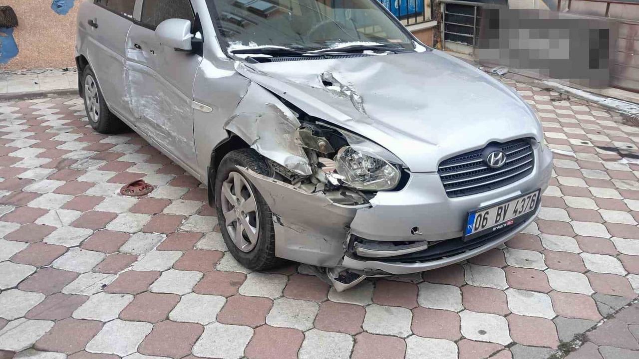 Ankara'da rampayı çıkan tır park halindeki 4 araca çarptı