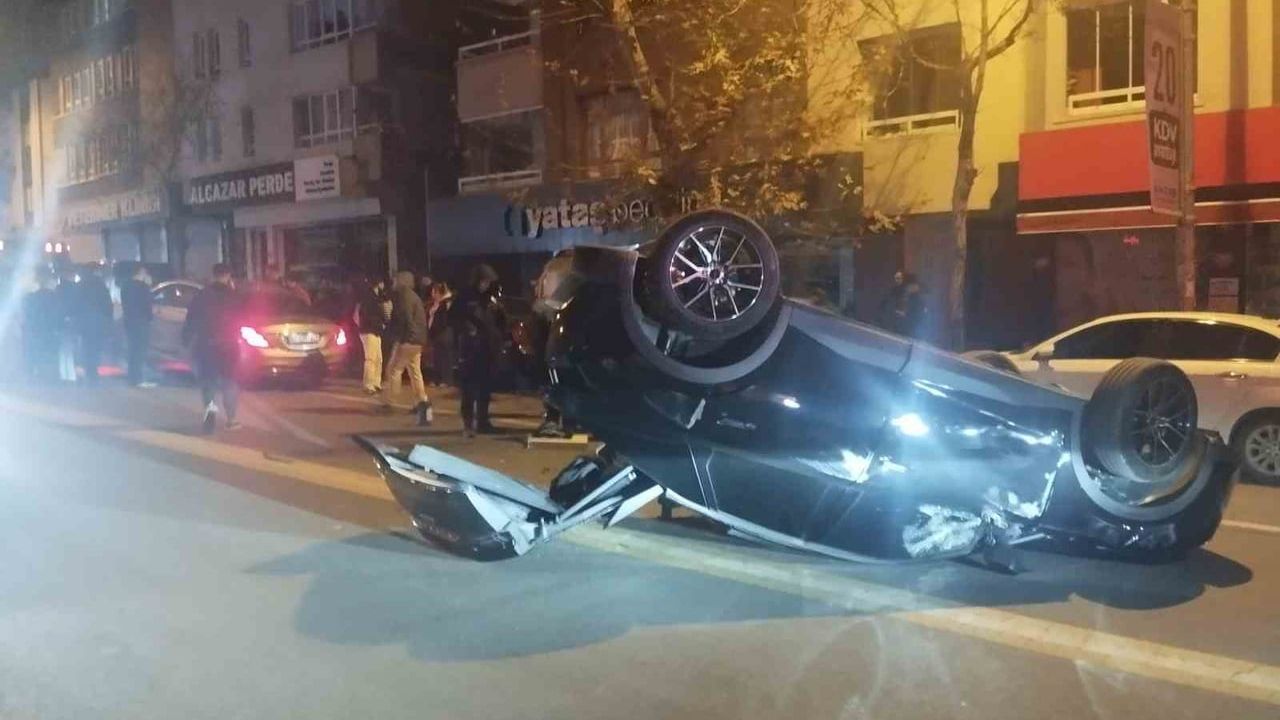 Ankara'da üç otomobilin karıştığı kaza: 1 yaralı