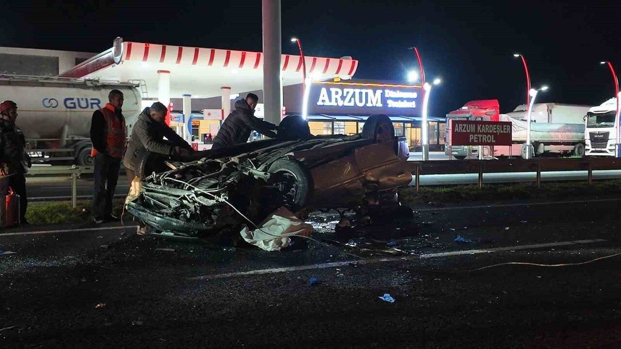 Ankara-Eskişehir yolunda otomobil tıra arkadan çarptı: 1 ölü, 3 yaralı
