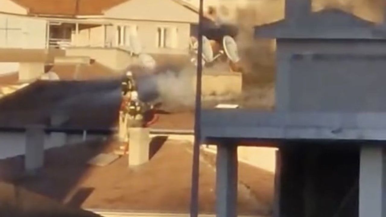 Ankara Etimesgut'ta binanın çatısında yangın