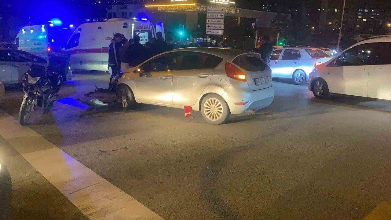 Ankara Etimesgut'ta kırmızı ışık ihlali: Otomobil iki motosiklete çarptı, 2 yaralı