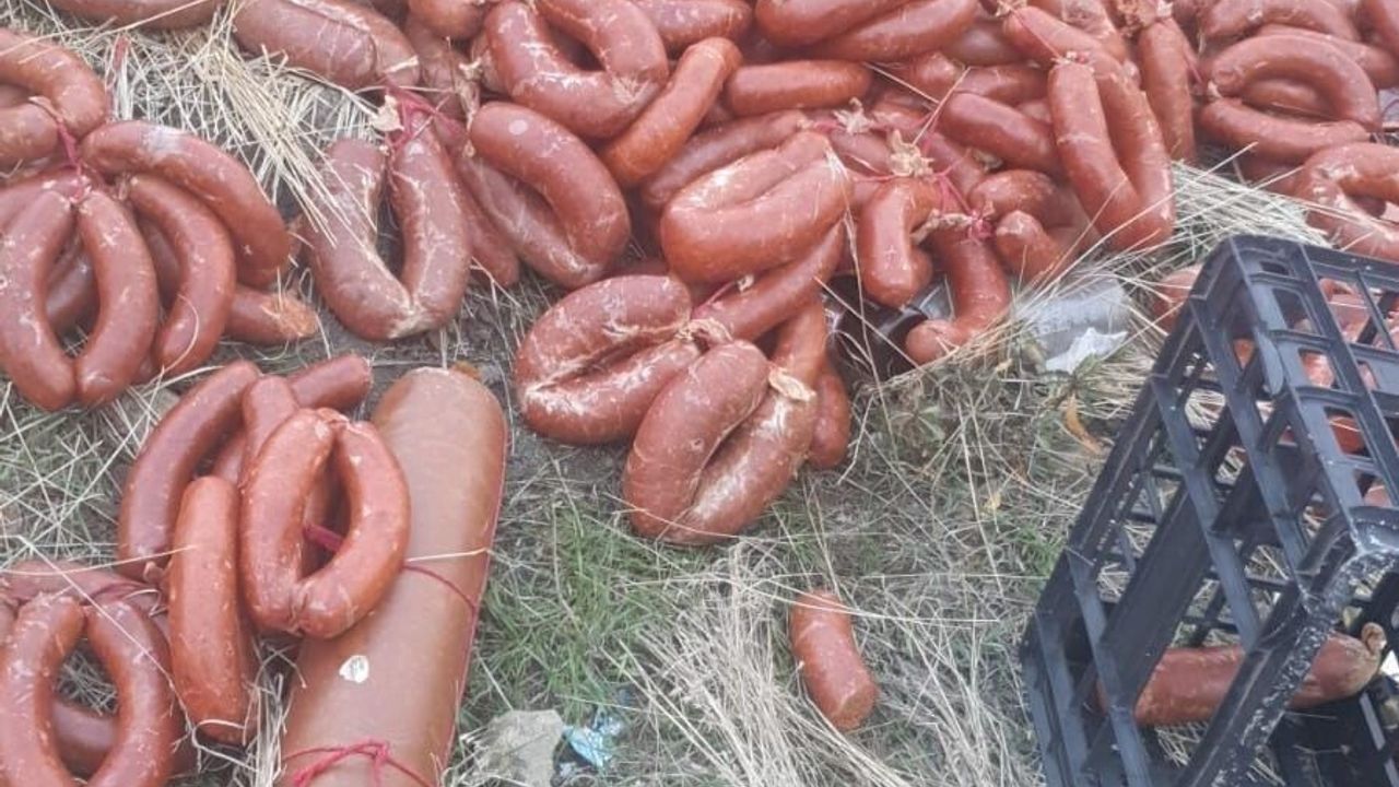 Ankara Gölbaşı'nda boş araziye yüzlerce kilo et ürünü bırakıldı