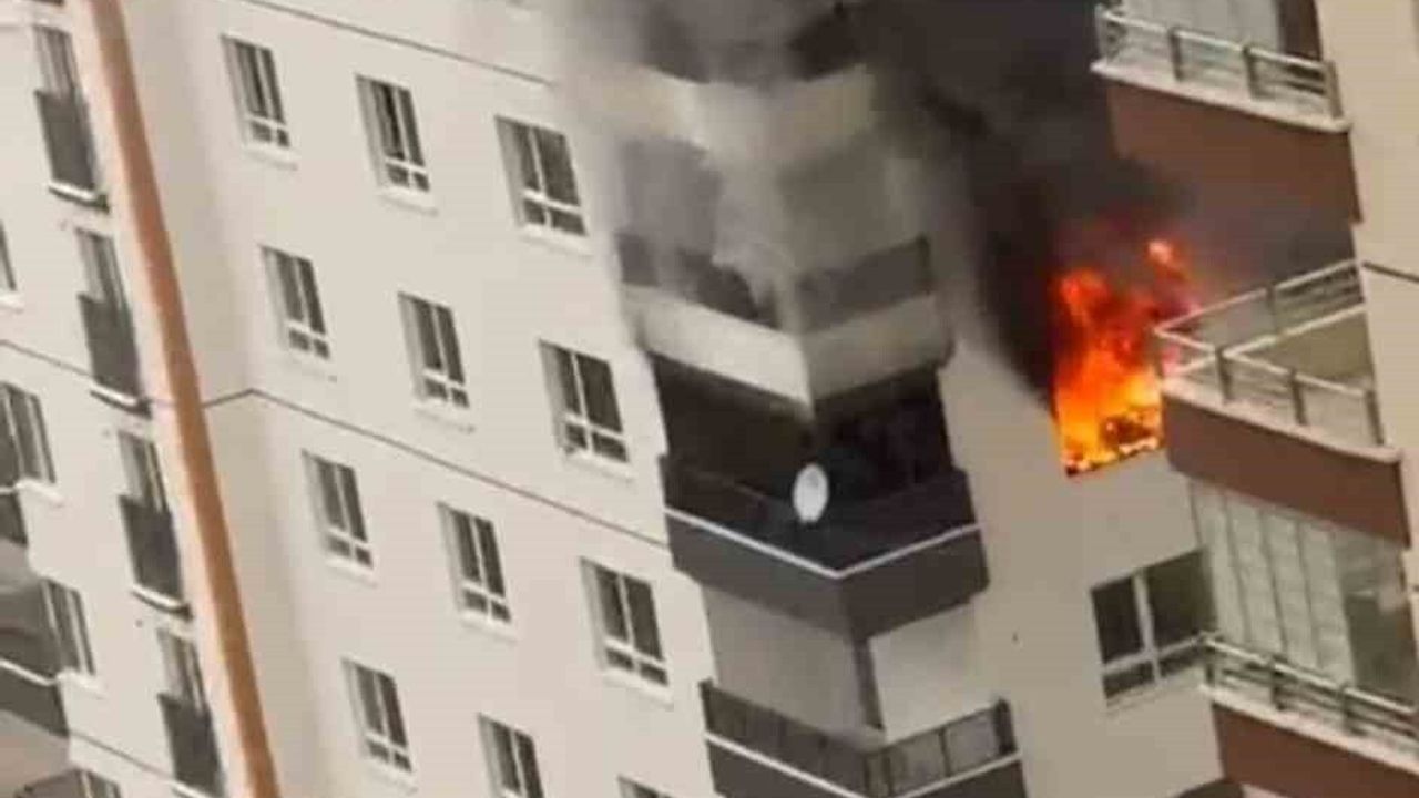 Ankara Mamak'ta 6’ncı kattaki evde yangın: Anne ve oğlu kurtarıldı