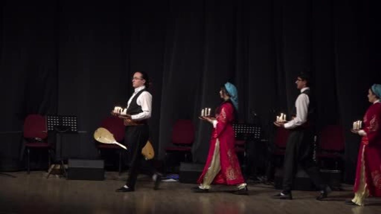 Annesinin kanseri yendiğini duyuran öğrenci uzun süre alkışlandı