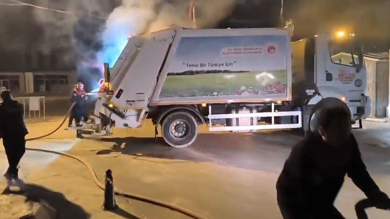 Antakya'da çöp kamyonu alev aldı, sürücü itfaiye istasyonuna taşıdı