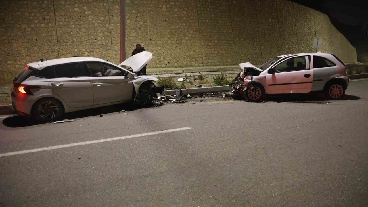 Antakya'da kafa kafaya çarpışma: 2 yaralı