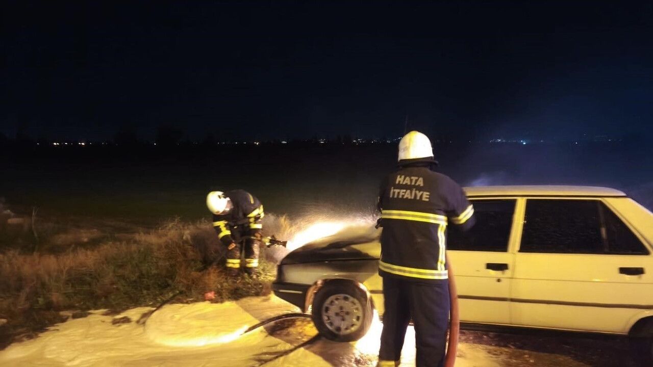 Antakya'da motor kısmı yanan otomobil söndürüldü