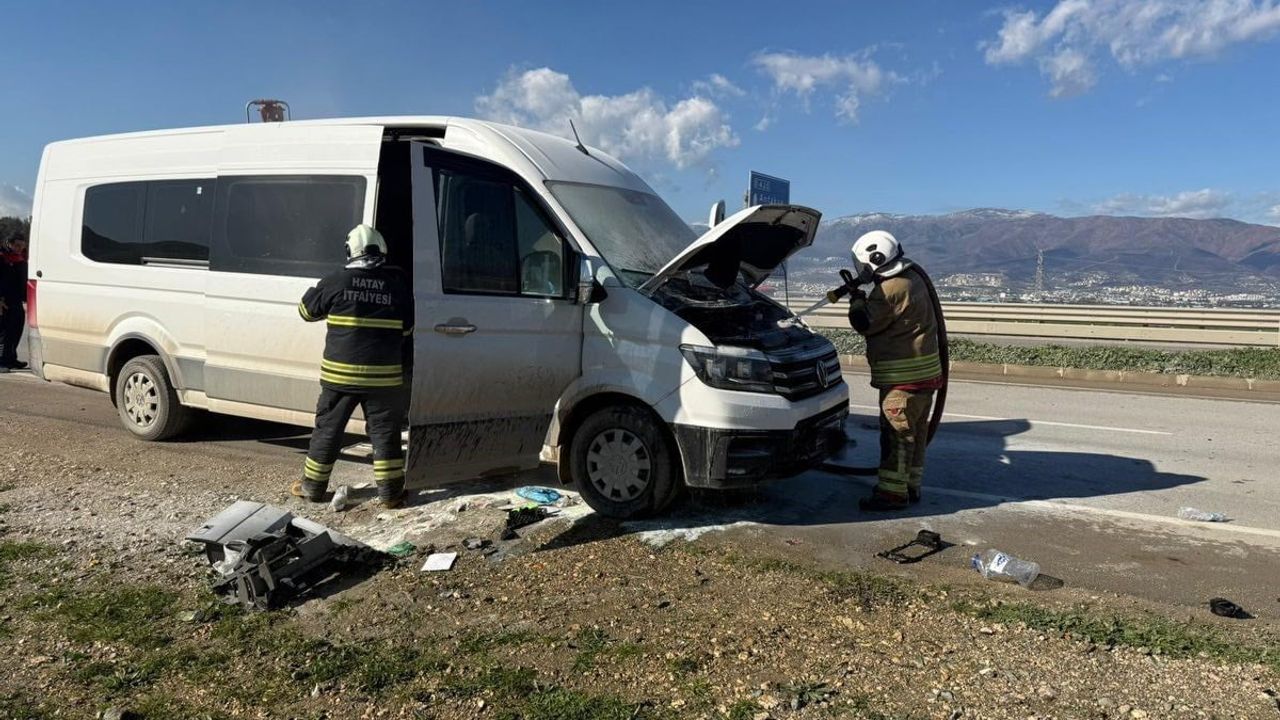 Antakya'da seyir halindeki minibüste motor yangını kontrol altına alındı