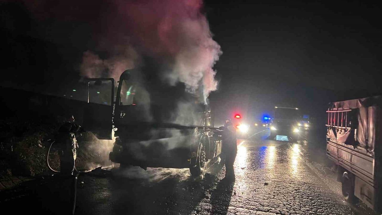 Antakya'da seyir halindeki tır yanarak kullanılamaz hale geldi