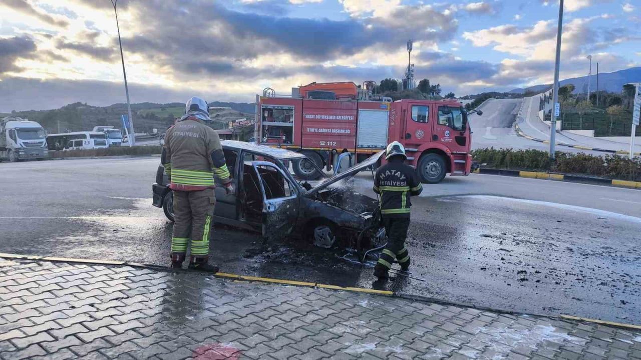 Antakya'da seyir halindeki TOFAŞ alev aldı, araç kullanılamaz hale geldi