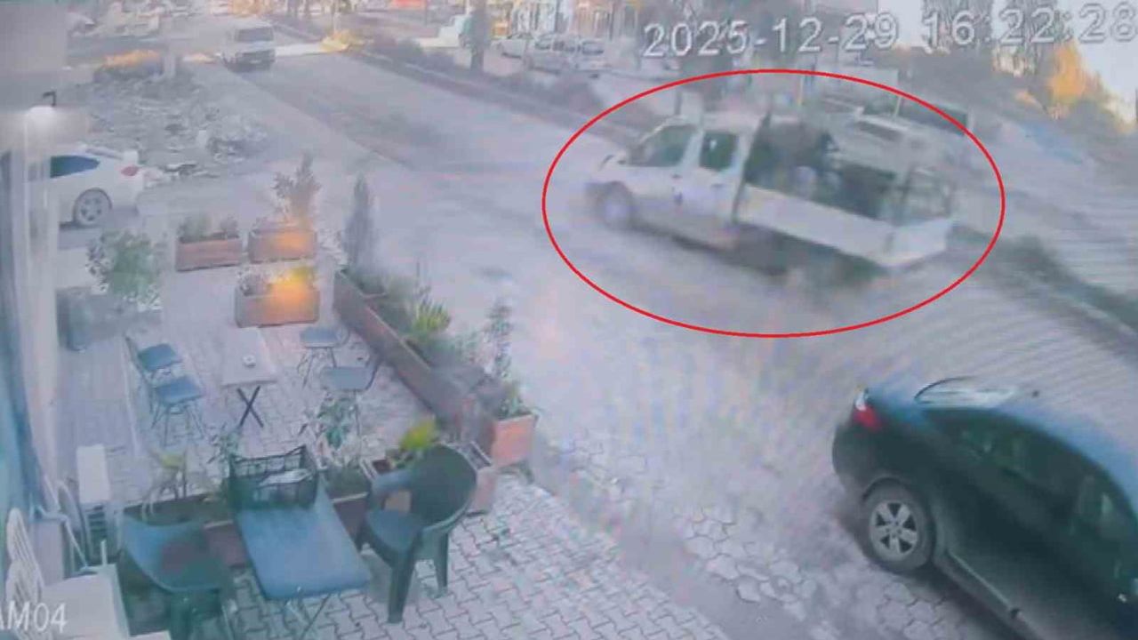 Antakya'da yola koşan çocuk araç çarpmasından kıl payı kurtuldu