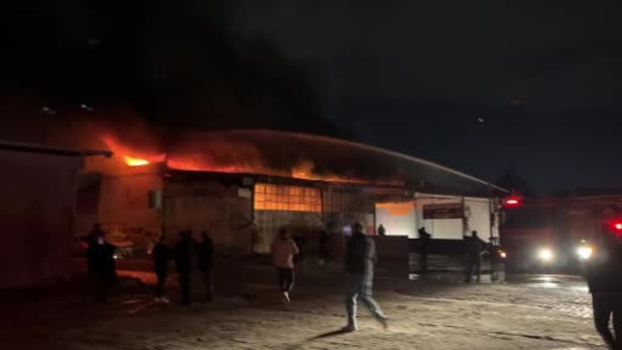 Antakya Yeni Sanayi Sitesi'nde yangın: Esnaf araçları kurtarmak için mücadele etti