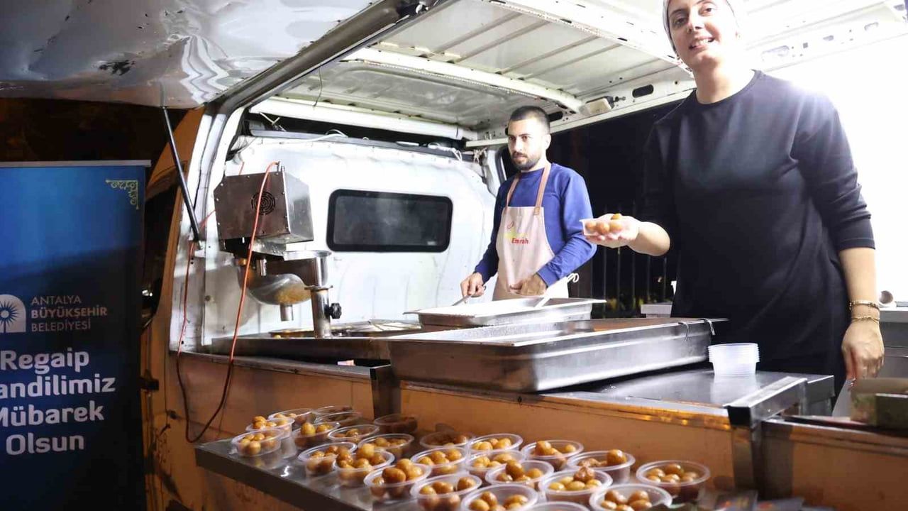 Antalya Büyükşehir Belediyesi 19 ilçede Regaip Kandili ikramı gerçekleştirdi