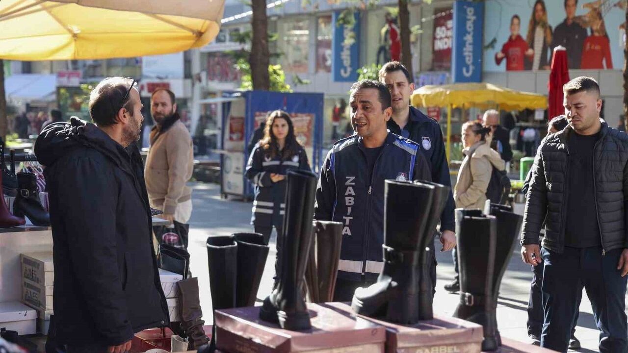 Antalya Büyükşehir Zabıtası Kapalı Yol'da Kaldırım İşgallerine Karşı Denetimi Sıklaştırdı