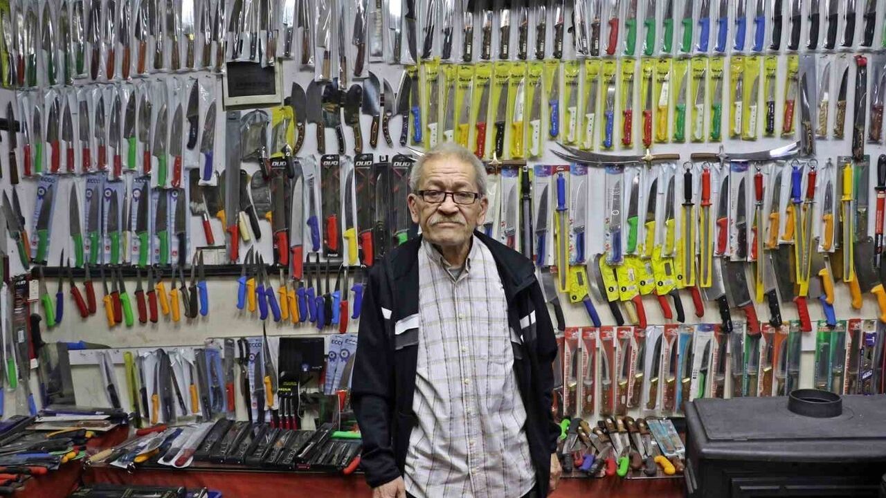 Antalya'da 65 yaşındaki bıçak bileme ustası çırak bulamıyor