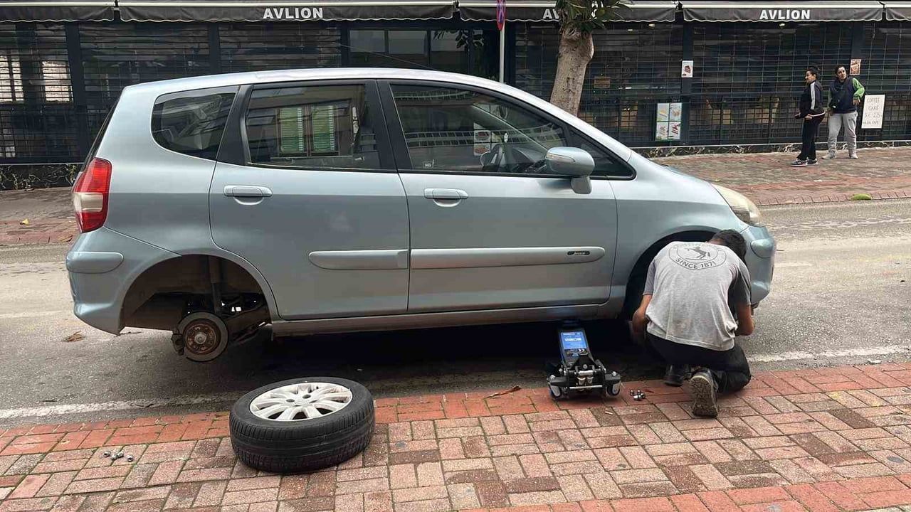 Antalya'da Alanya Damlataş Caddesi'nde Yaklaşık 20 Aracın Lastikleri Kesildi