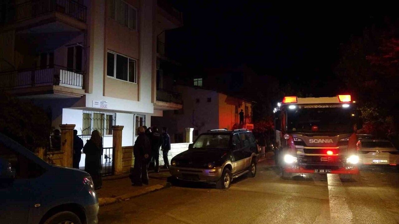 Antalya'da daire yangını: 3’ü çocuk 4 kişi dumandan etkilendi