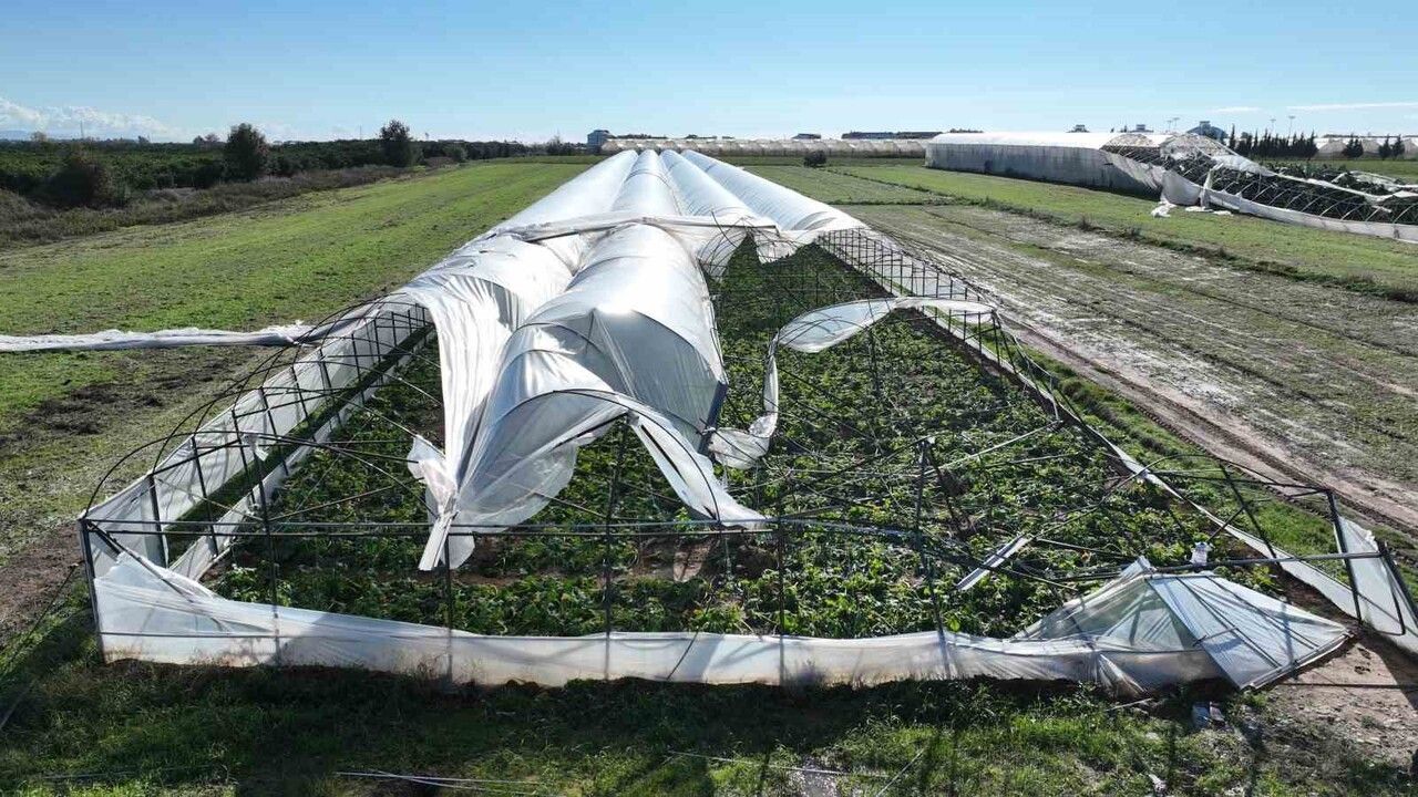 Antalya'da hortum seralarda büyük hasar bıraktı