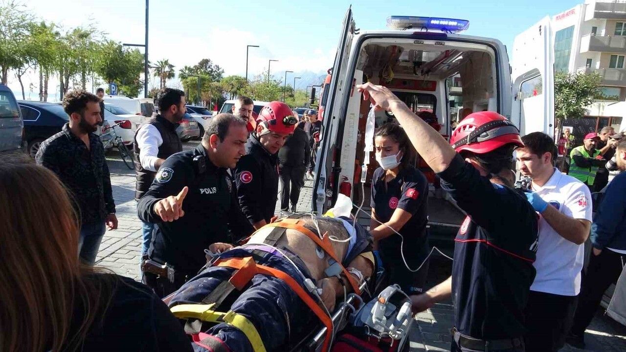 Antalya'da iskelenin 2. katına düşen işçi ağır yaralandı