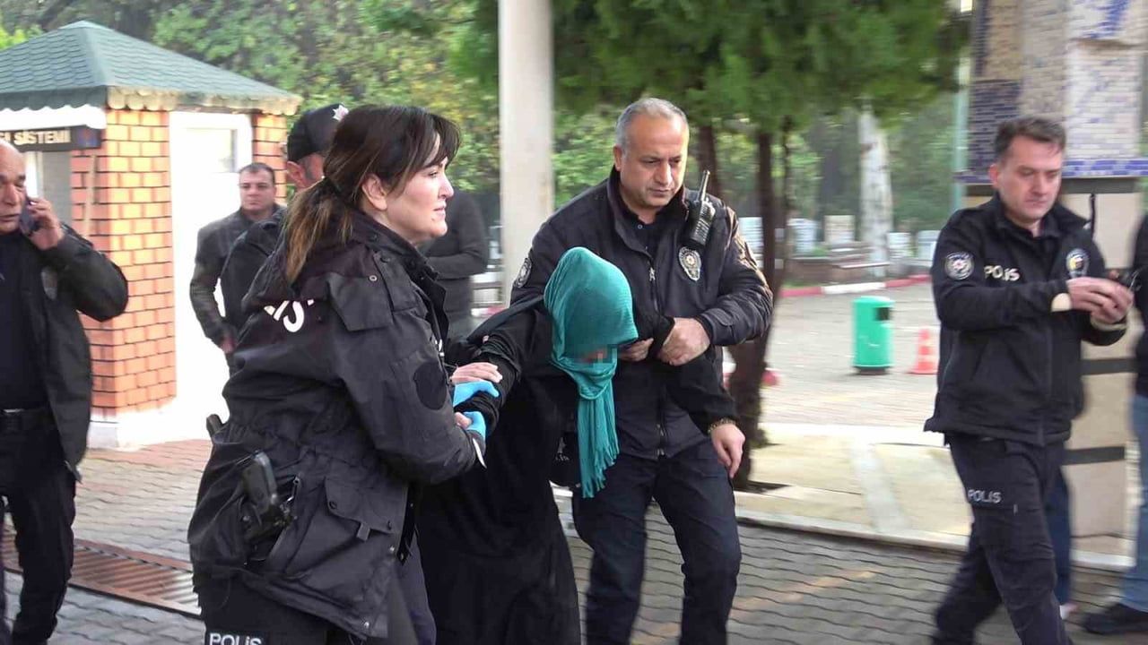 Antalya’da kaldırıma bırakılan çanta paniğe yol açtı, şüpheli mezarlıkta dua ederken yakalandı