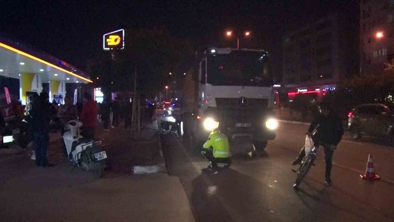 Antalya'da kamyonla çarpışan 17 yaşındaki motosiklet sürücüsü hayatını kaybetti