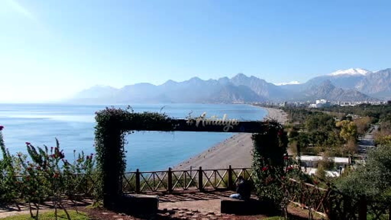 Antalya'da kar manzaralarının gölgesinde Konyaaltı'nda deniz keyfi