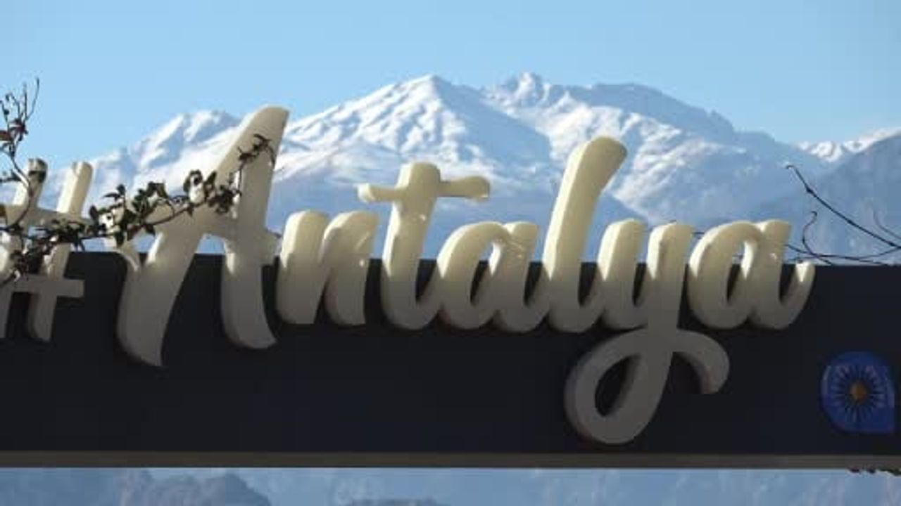 Antalya'da kar manzarası eşliğinde denize girenler