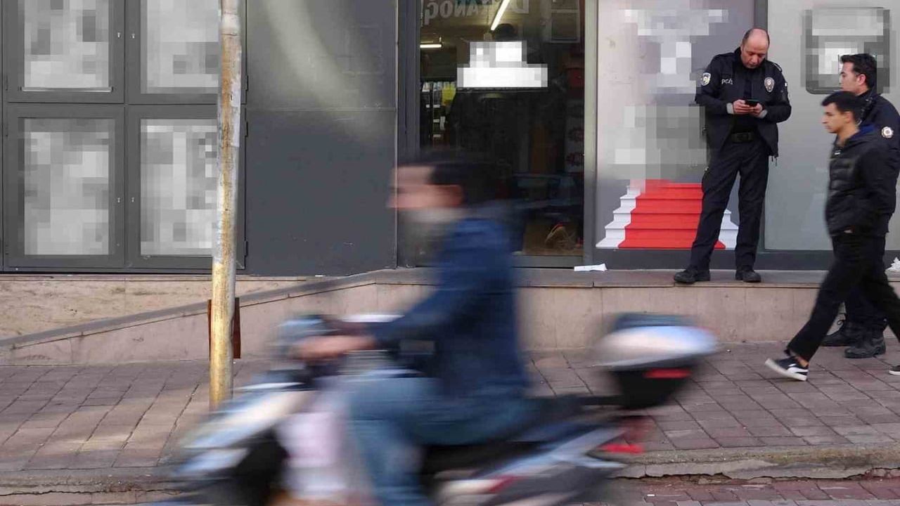 Antalya'da markette hırsızlık girişimi: 3 çalışan bıçakla yaralandı