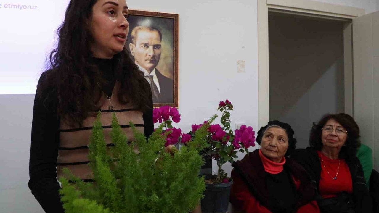 Antalya'da yaş almış bireylere evde çiçek yetiştirme eğitimi