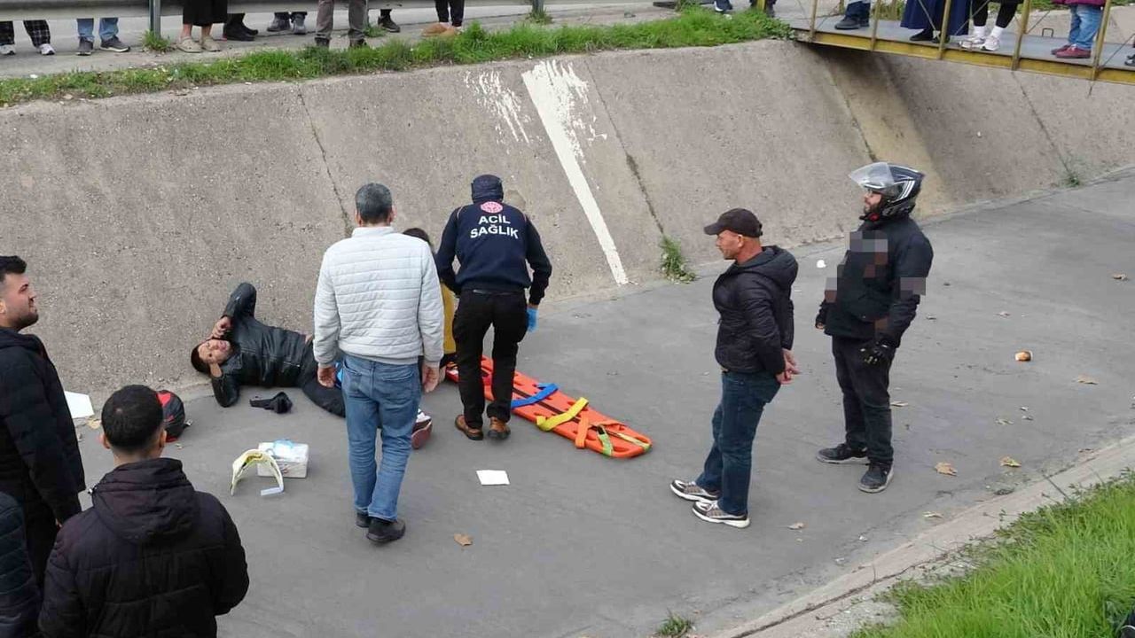 Antalya'da yayaya yol veren motosikletli arkadan çarpan otomobil sonucu kanala düştü