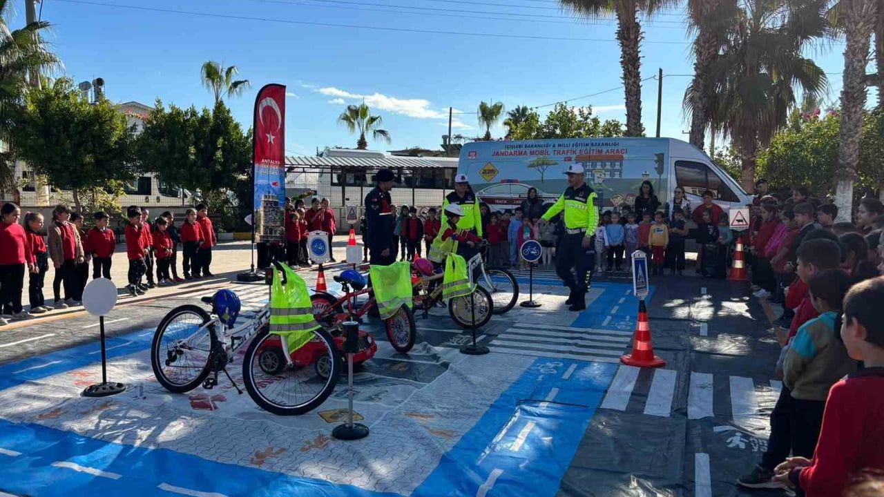 Antalya Jandarma ekiplerinden öğrencilere trafik eğitimi