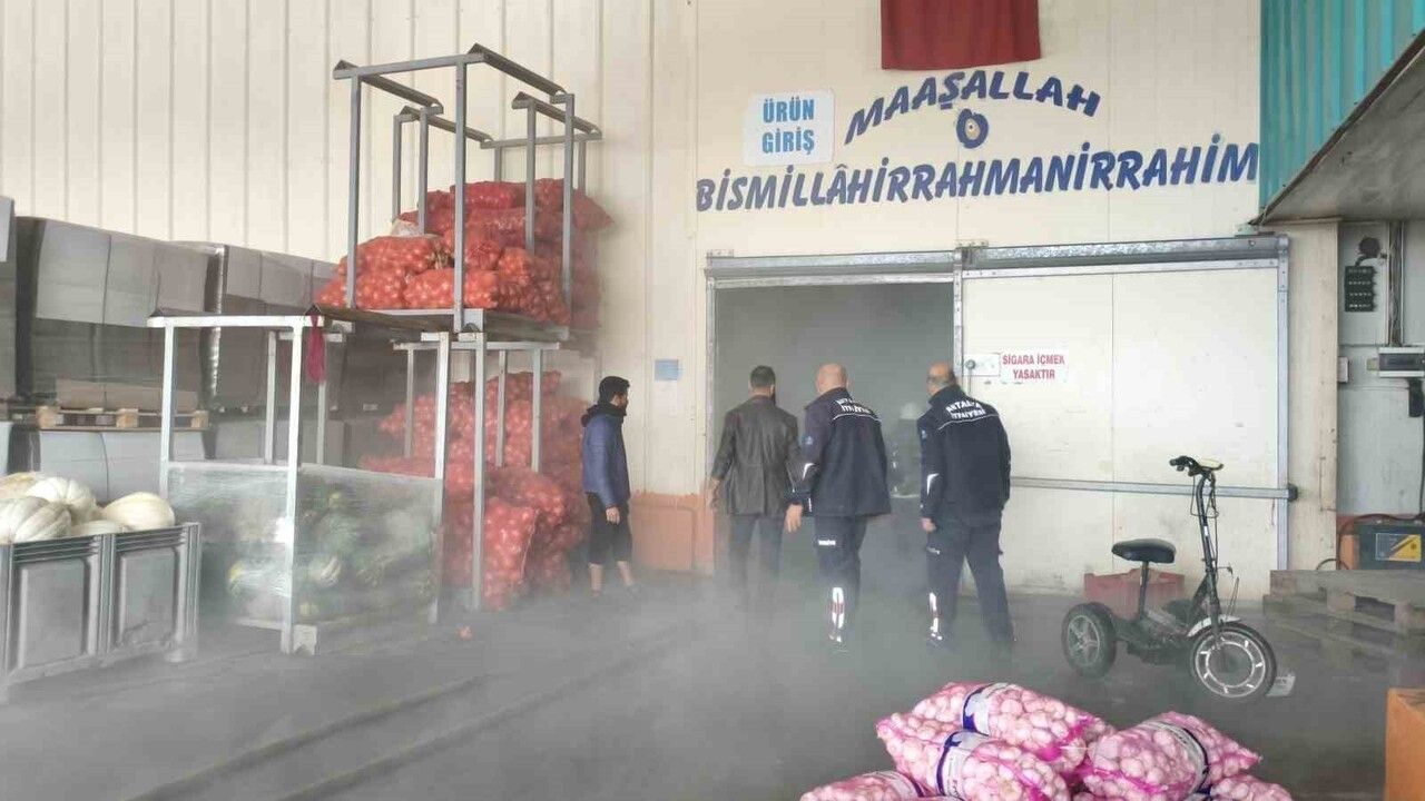 Antalya Kepez'de soğuk hava deposunda yangın kontrol altına alındı