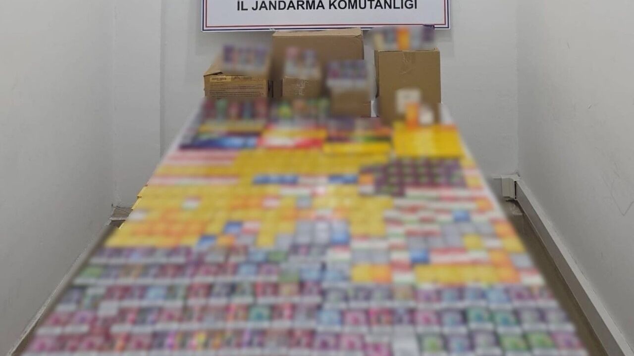 Antalya Kepez'te jandarma operasyonu: bin 660 elektronik sigara ve 7 bin 500 paket kaçak sigara ele geçirildi