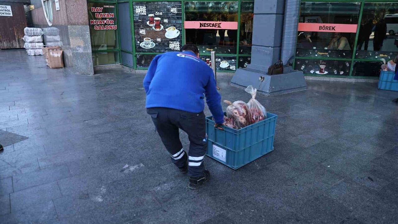 Antalya Otogarı'nda 270 kg uygunsuz et ele geçirildi
