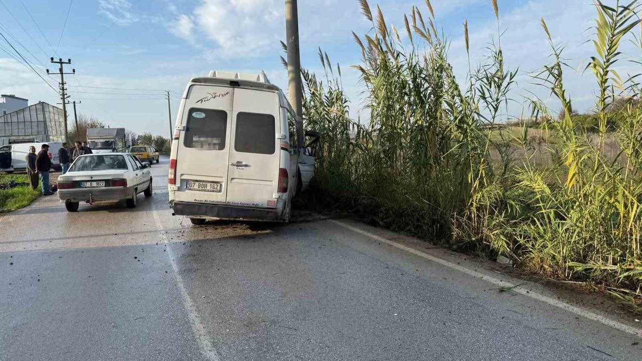 Antalya-Serik'te minibüs elektrik direğine çarptı: 2 yaralı, 1'i ağır