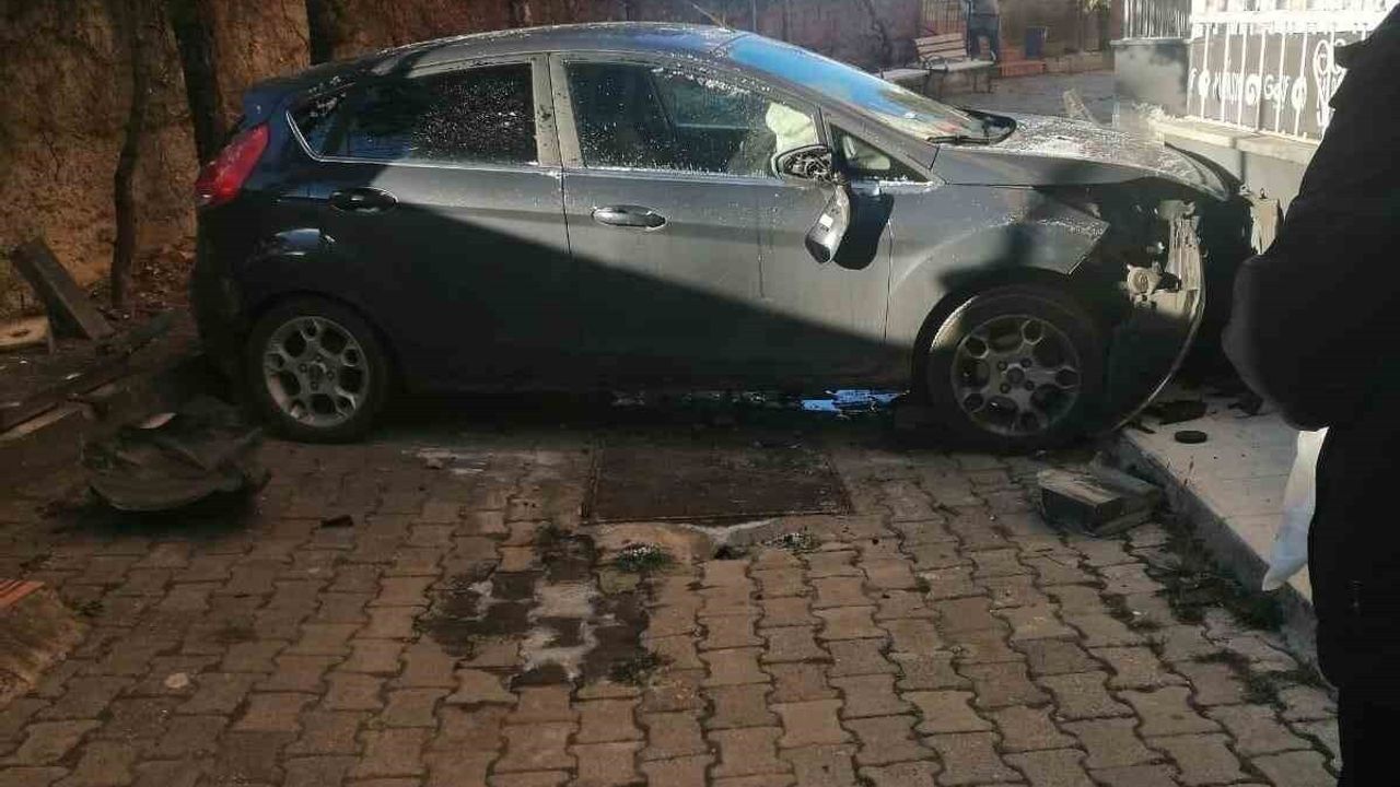 Apartman bahçesine düşen otomobilde 4 kişi yaralandı