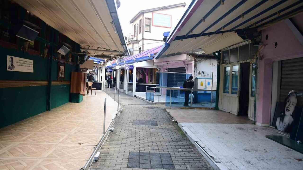 Arap Şükrü Sokağı'nda kaçak eklentilere müdahale