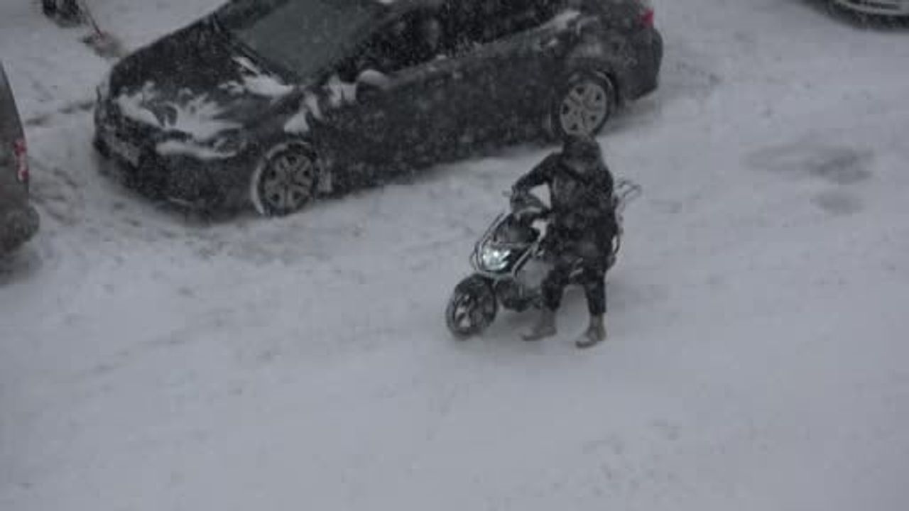 Ardahan beyaza büründü: Kar yağışı şehirde etkili oldu