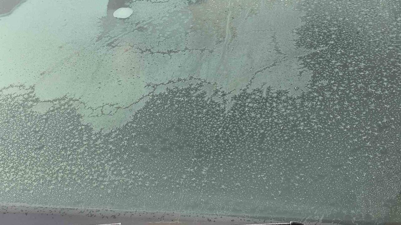 Ardahan'da eksi 17 derece: Araç camları buz tuttu