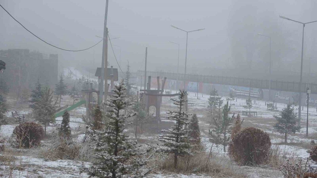 Ardahan'da Hava Eksi 15'e Düştü: Kent Buz Kesti