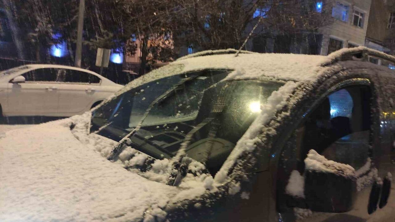 Ardahan'da kar etkili: Kent merkezi beyaza büründü