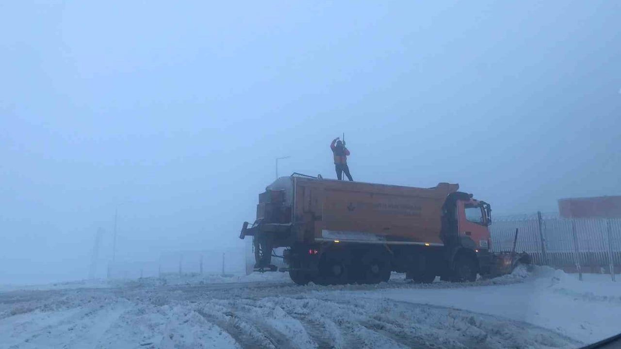 Ardahan’da Kar ve Tipi Yolları Aksattı