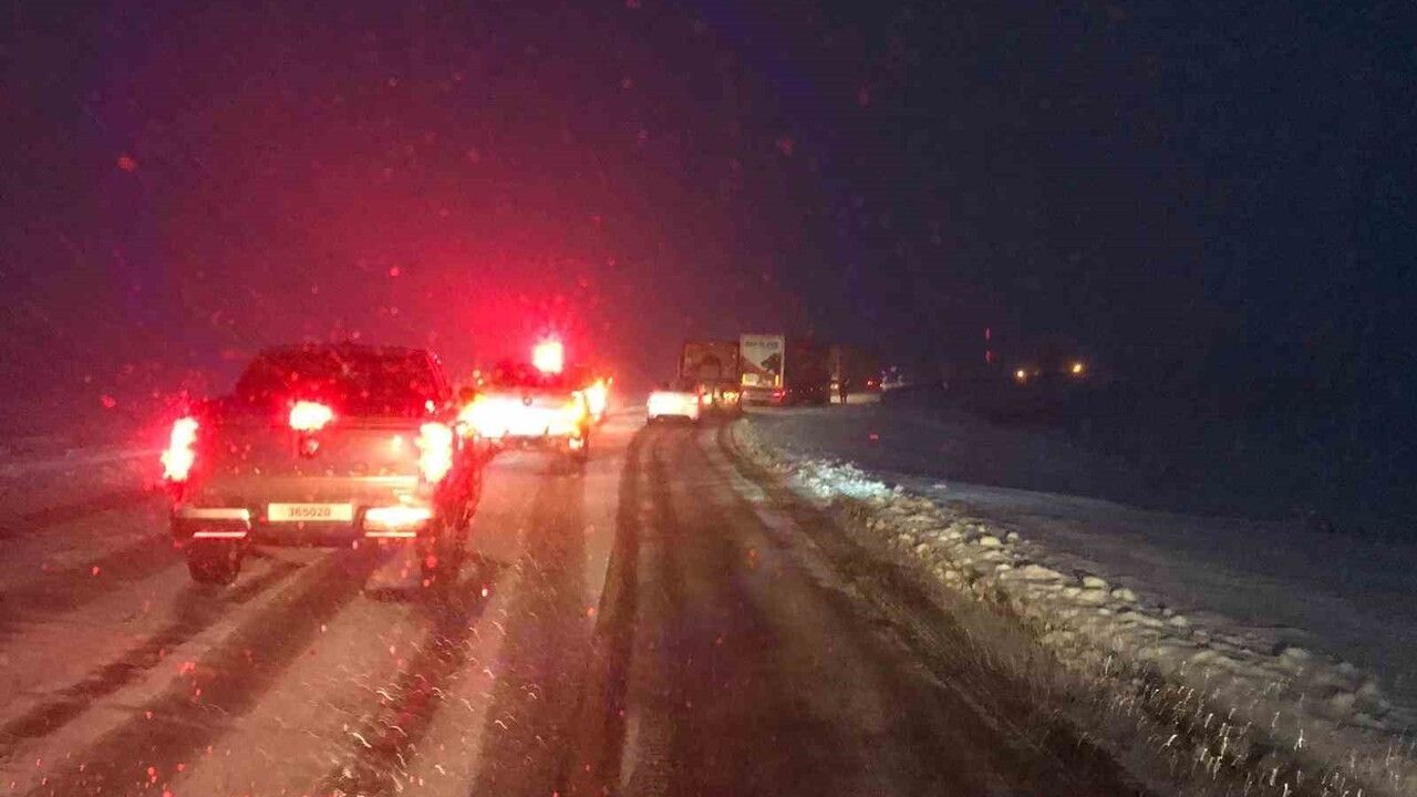 Ardahan'da kar ve yoğun tipi ulaşımı olumsuz etkiledi