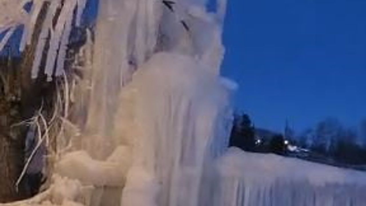 Ardahan'da su patlağı donarak dev buz kütlesi oluşturdu