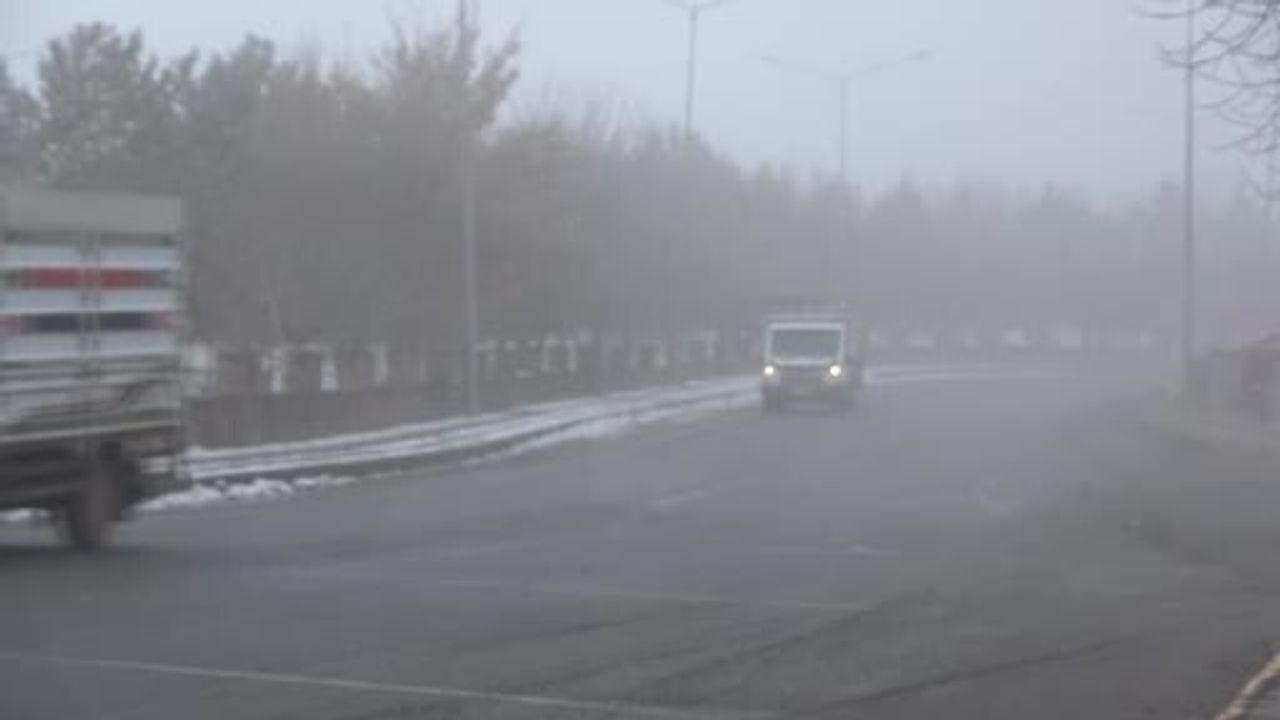 Ardahan’da Yoğun Sis Şehri Beyaz Örtüyle Kapladı