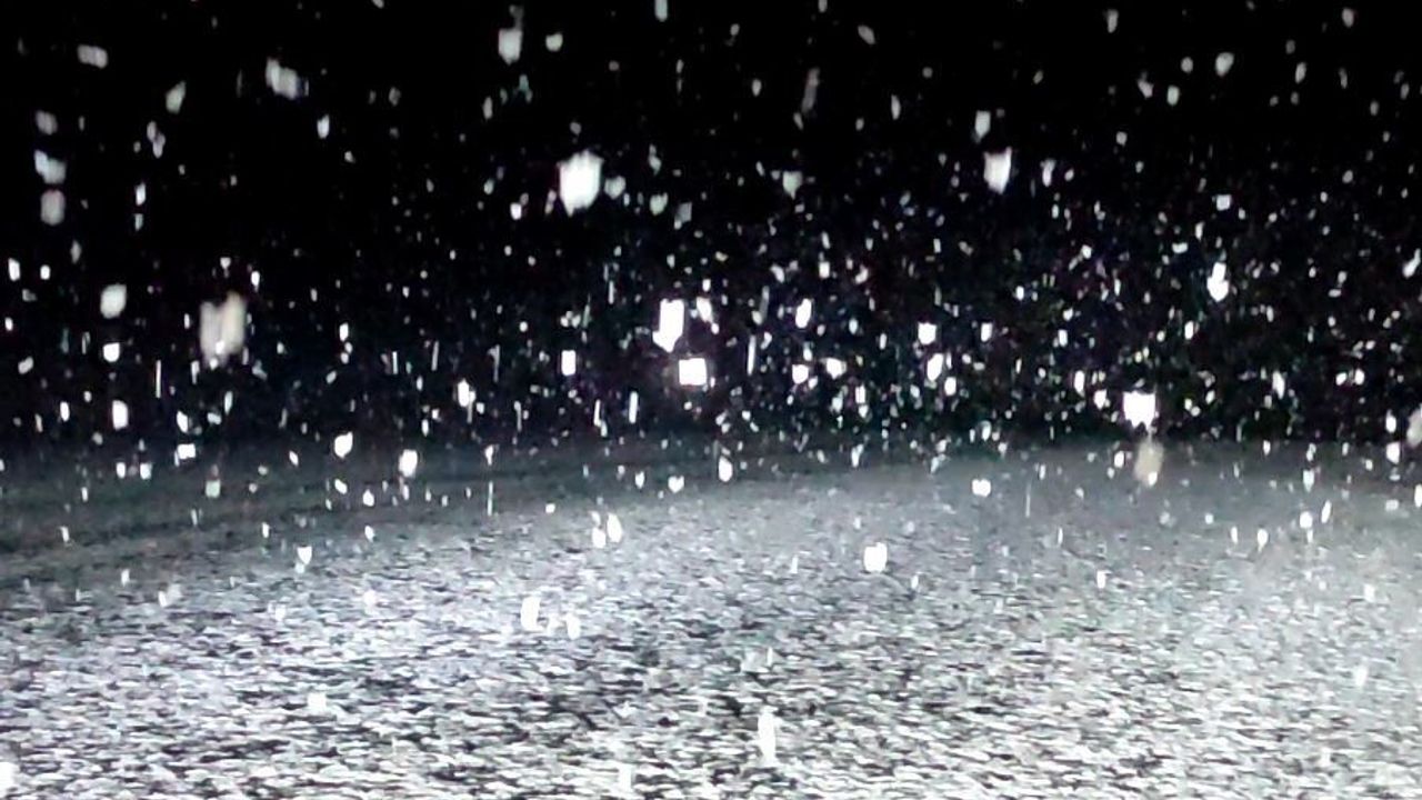 Ardahan'ın yüksek kesimlerinde kar ulaşımı aksattı