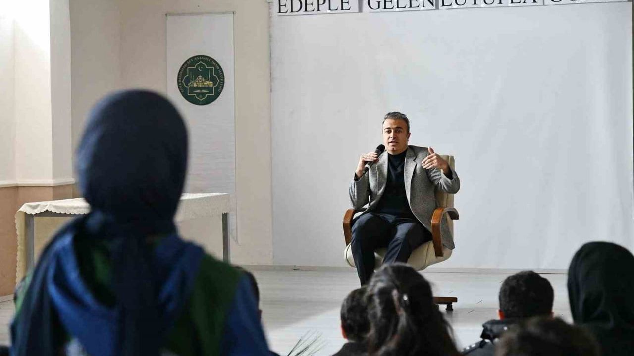 Ardahan Valisi Hayrettin Çiçek Göle'de 'Kariyer Günleri'nde Öğrencilerle Buluştu