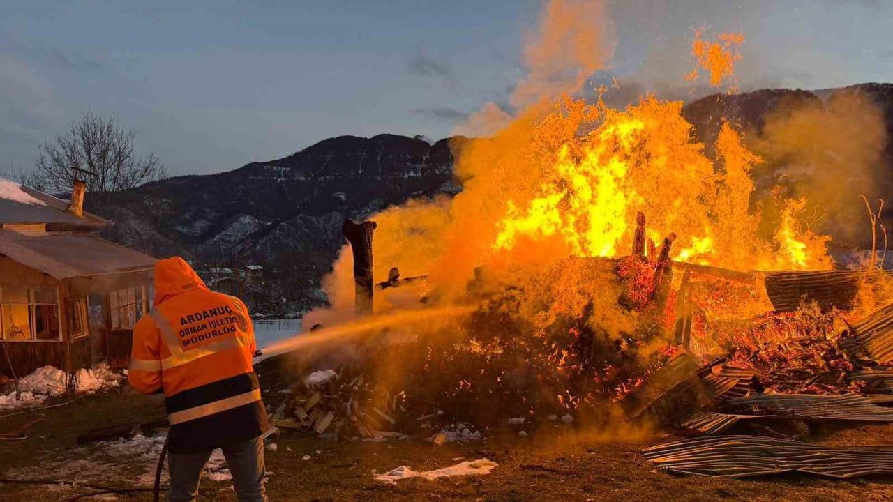 Ardanuç Tosunlu'da ahır yangını: Alinaz Albayrak’a ait ahır kullanılamaz hale geldi